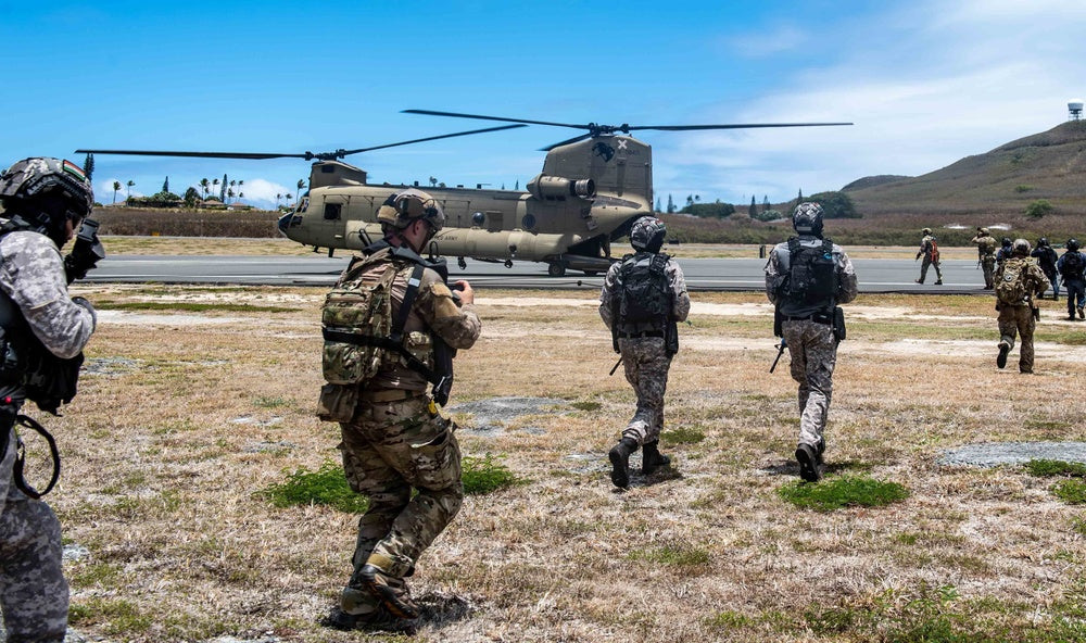 U.S. Army and Indian Marine Commandos Special Operations Forces extract via a U.S. Army Chinook during Rim of the Pacific