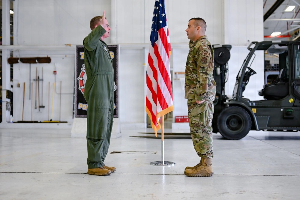 Maj. Gen. Frank Bradfield III, 22nd Air Force commander, administers the oath of enlistment to Tech. Sgt. Thomas Dellafave at Youngstown Air Reserve Station, Ohio, Aug. 2, 2026. Illustrative file photo. (U.S. Air Force photo by Staff Sgt. Christina Russo)
