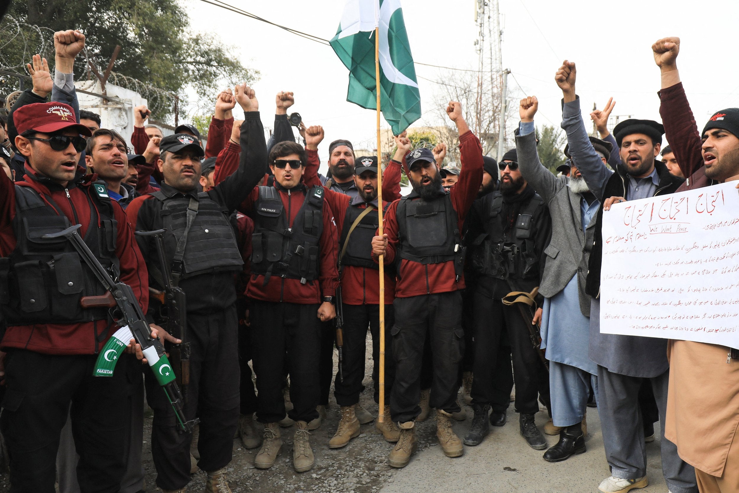 Suspects arrested over blast at Pakistan mosque used by police