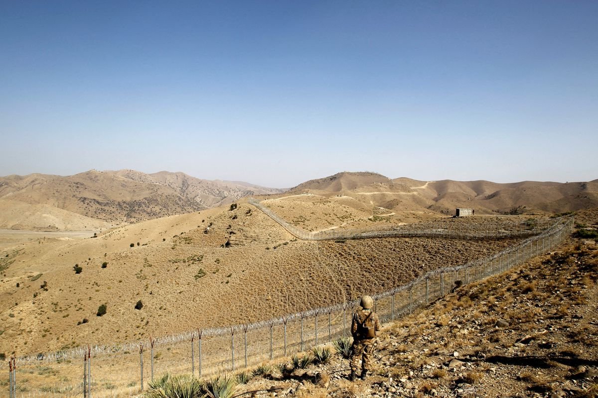 Main Afghan-Pakistani border crossing closed, residents report gunfire