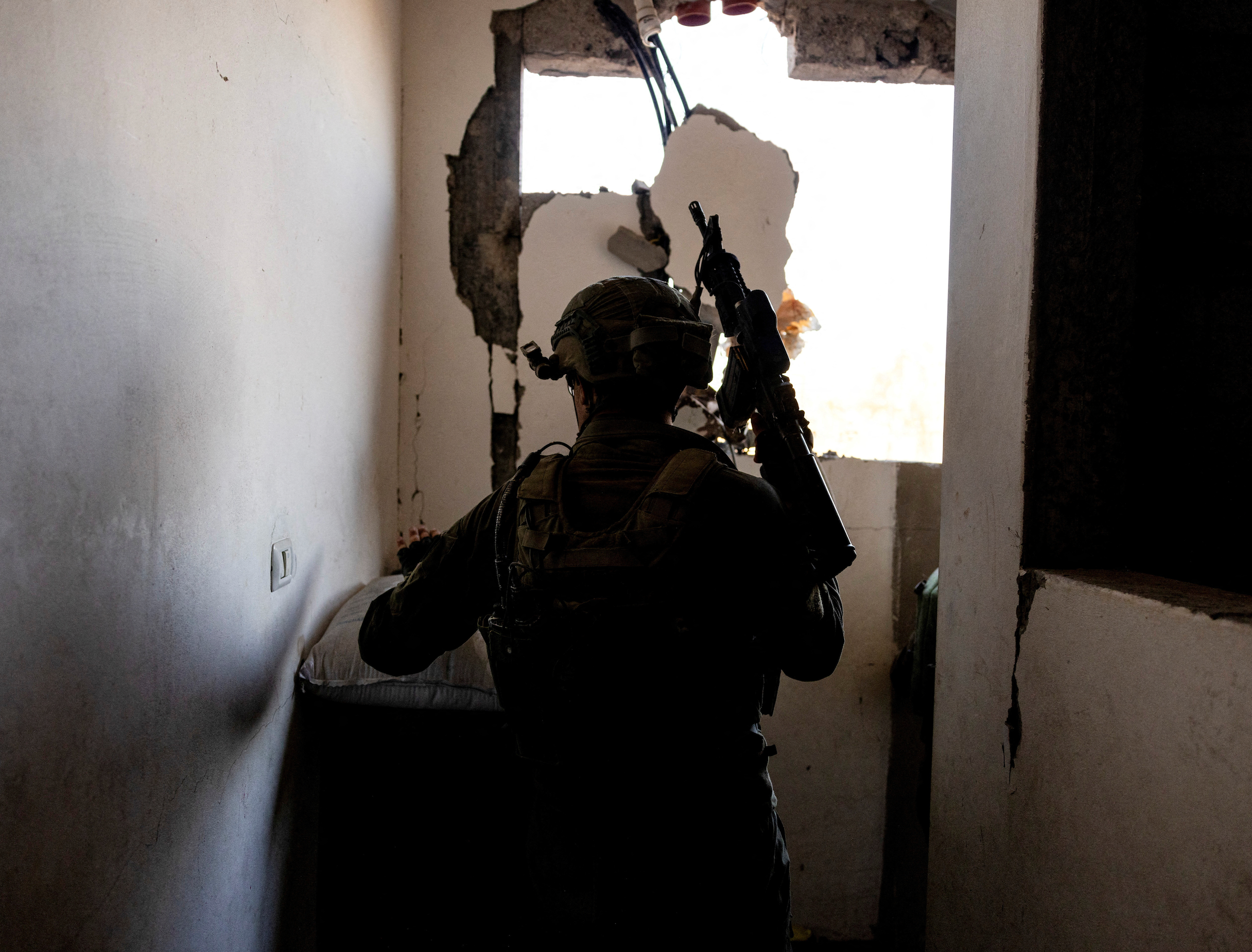 Israeli, Hamas fighters in close combat in Gaza City as civilians flee