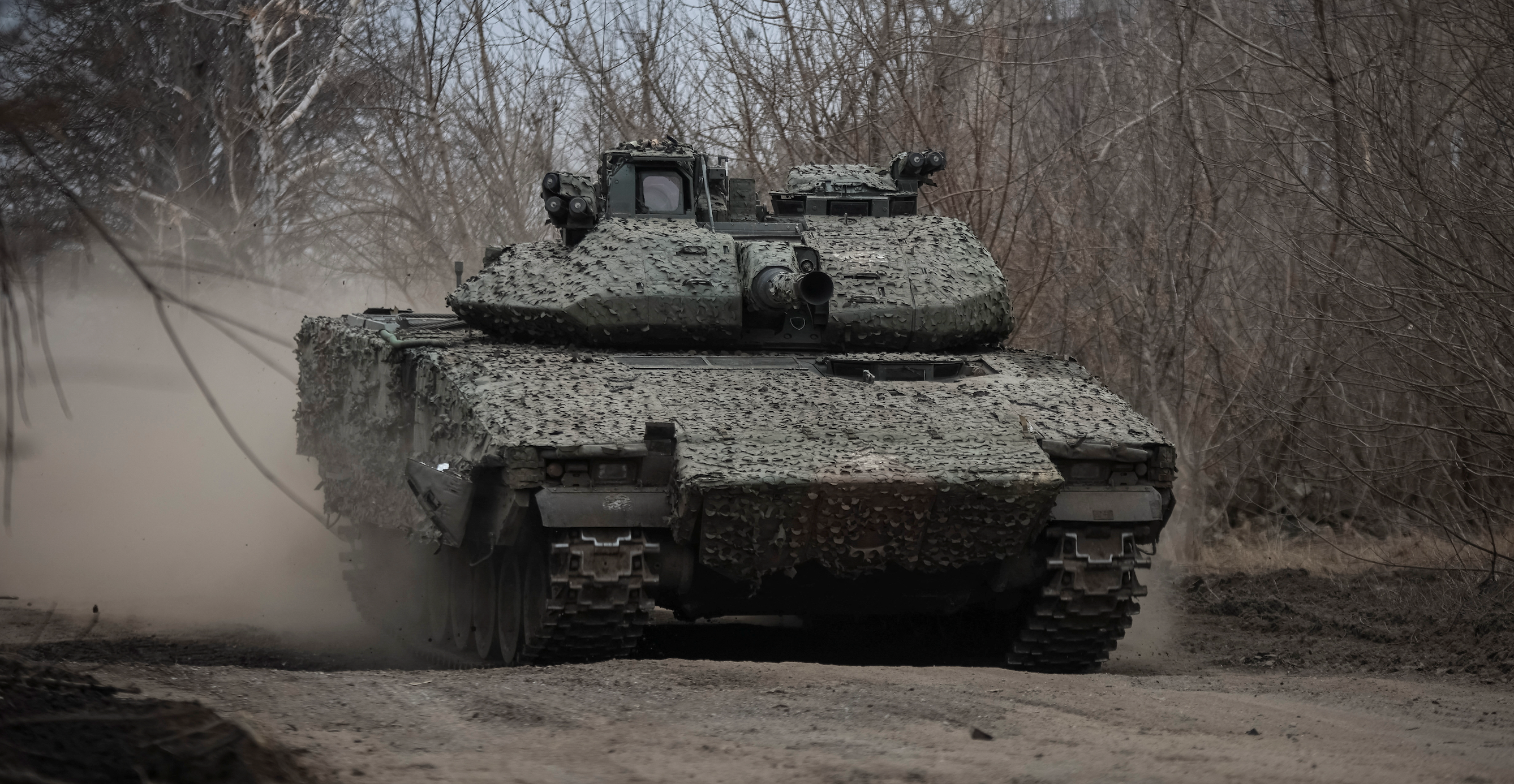 Ukrainian forces try to hold Russians back from stronghold in east