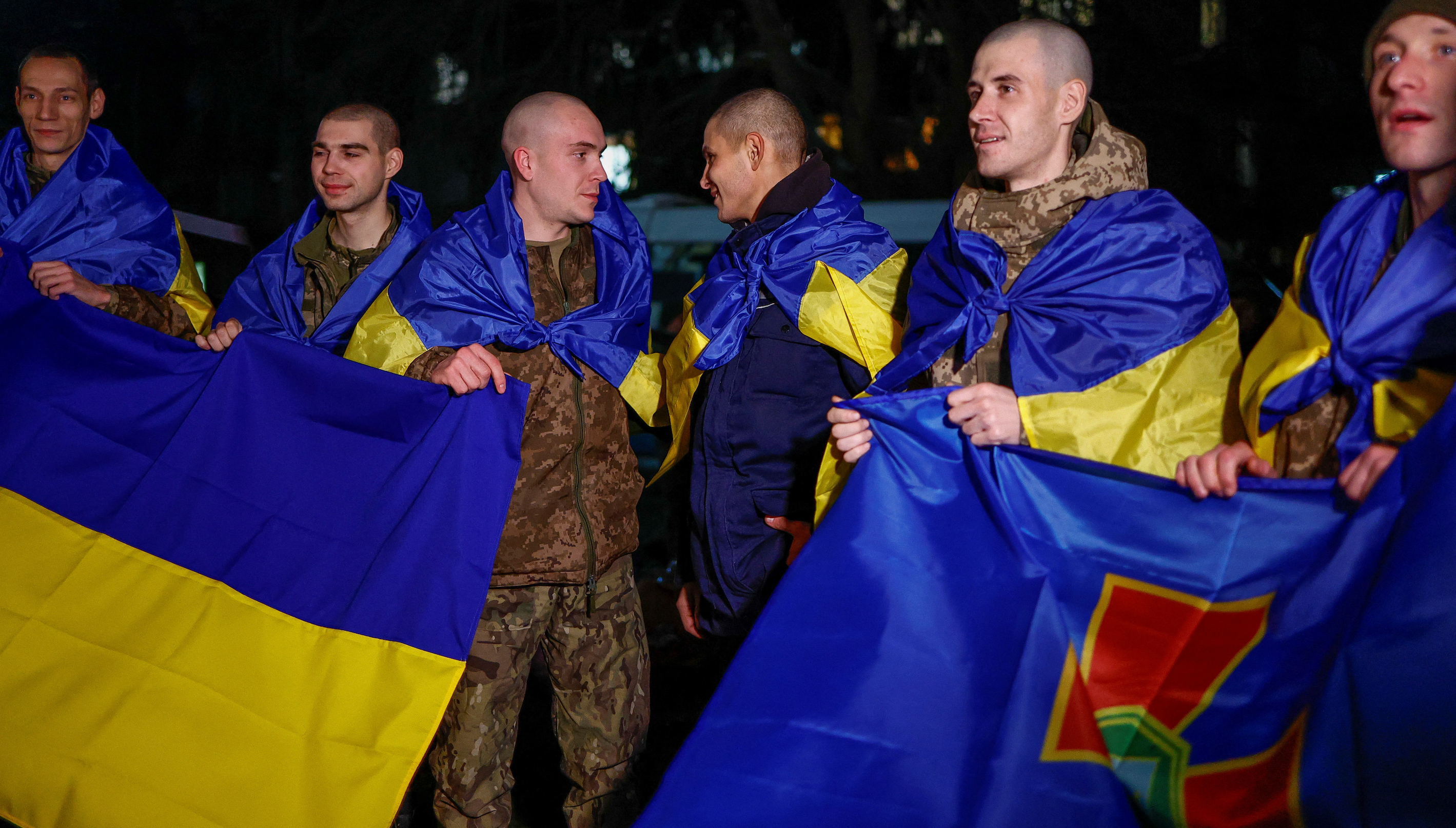 Over 300 Ukrainian and Russian POWs head back home after swap