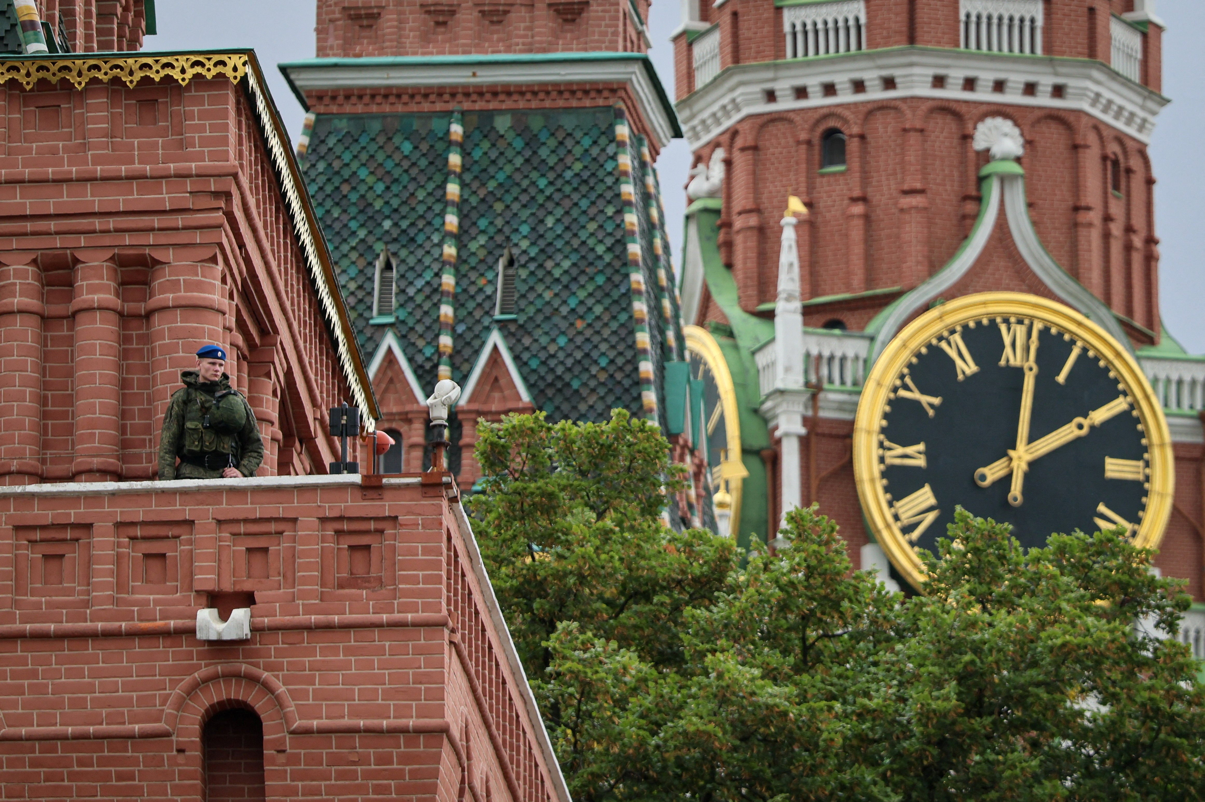 FILE PHOTO: A security guard watches from the Kremlin's tower in Moscow, Russia August 26, 2026. REUTERS/Anastasia Barashkova/File Photo
