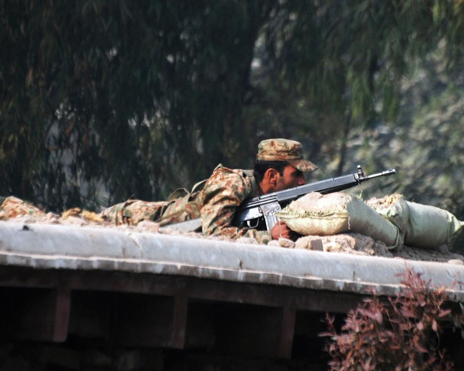 Pakistan says troops kill 33 militants crossing from Afghanistan