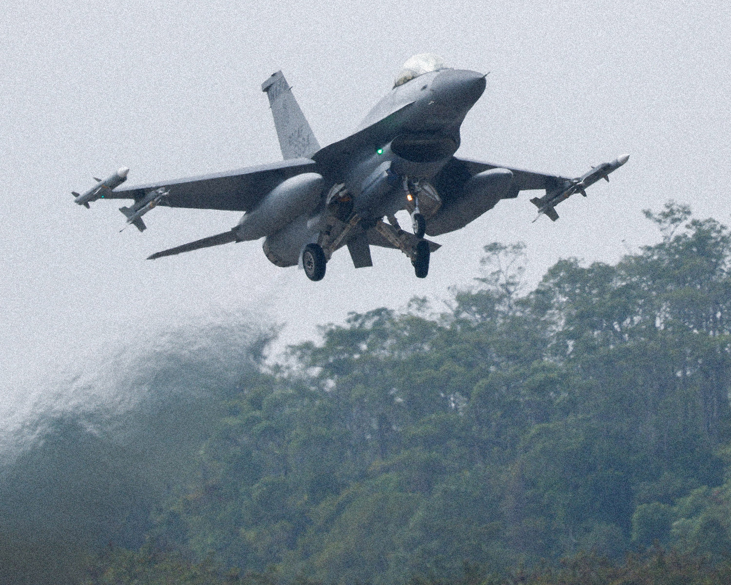 Taiwan showcases F-16 readiness amid China tension