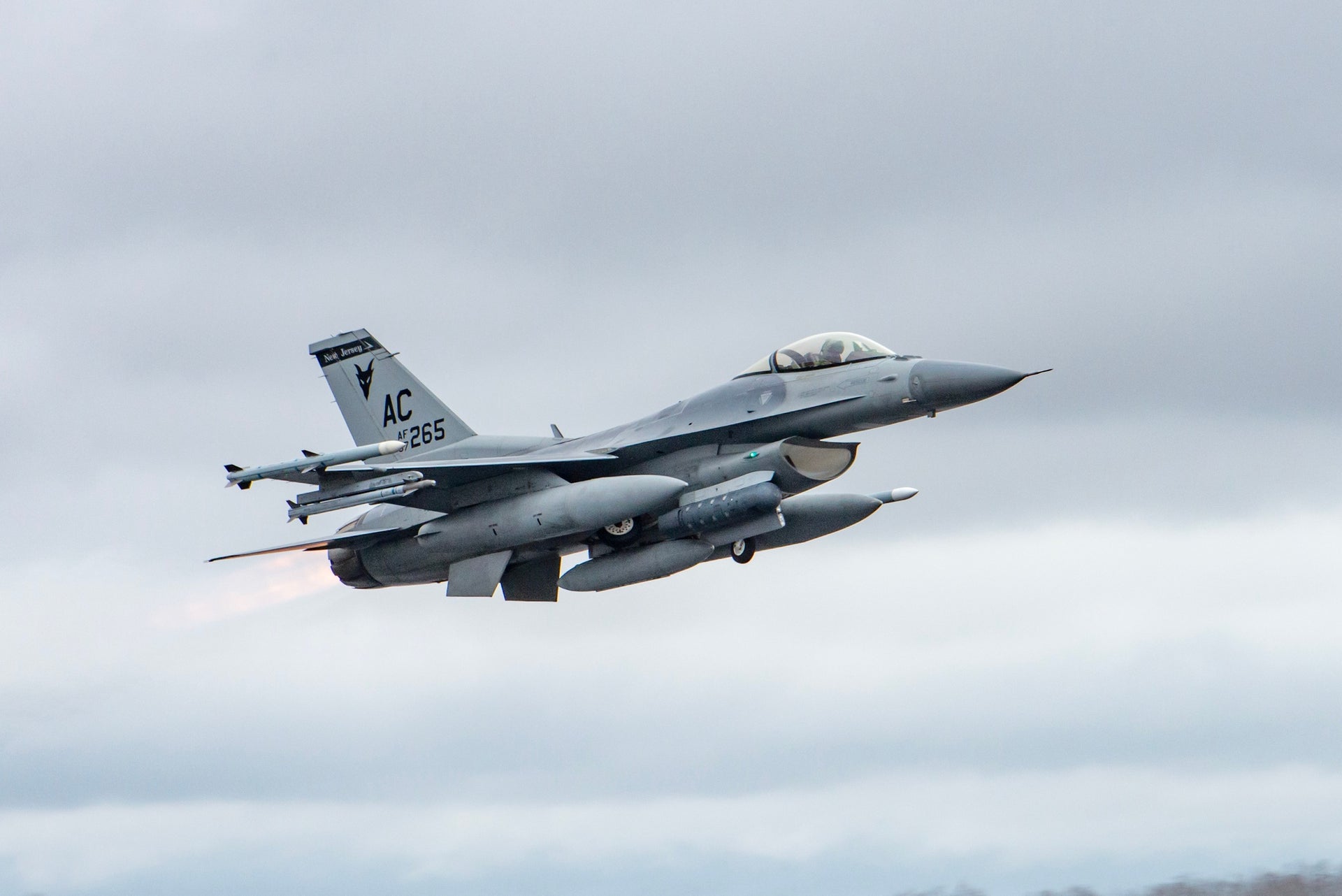 News: Fighter jets chase plane in Washington area before it crashes in  Virginia