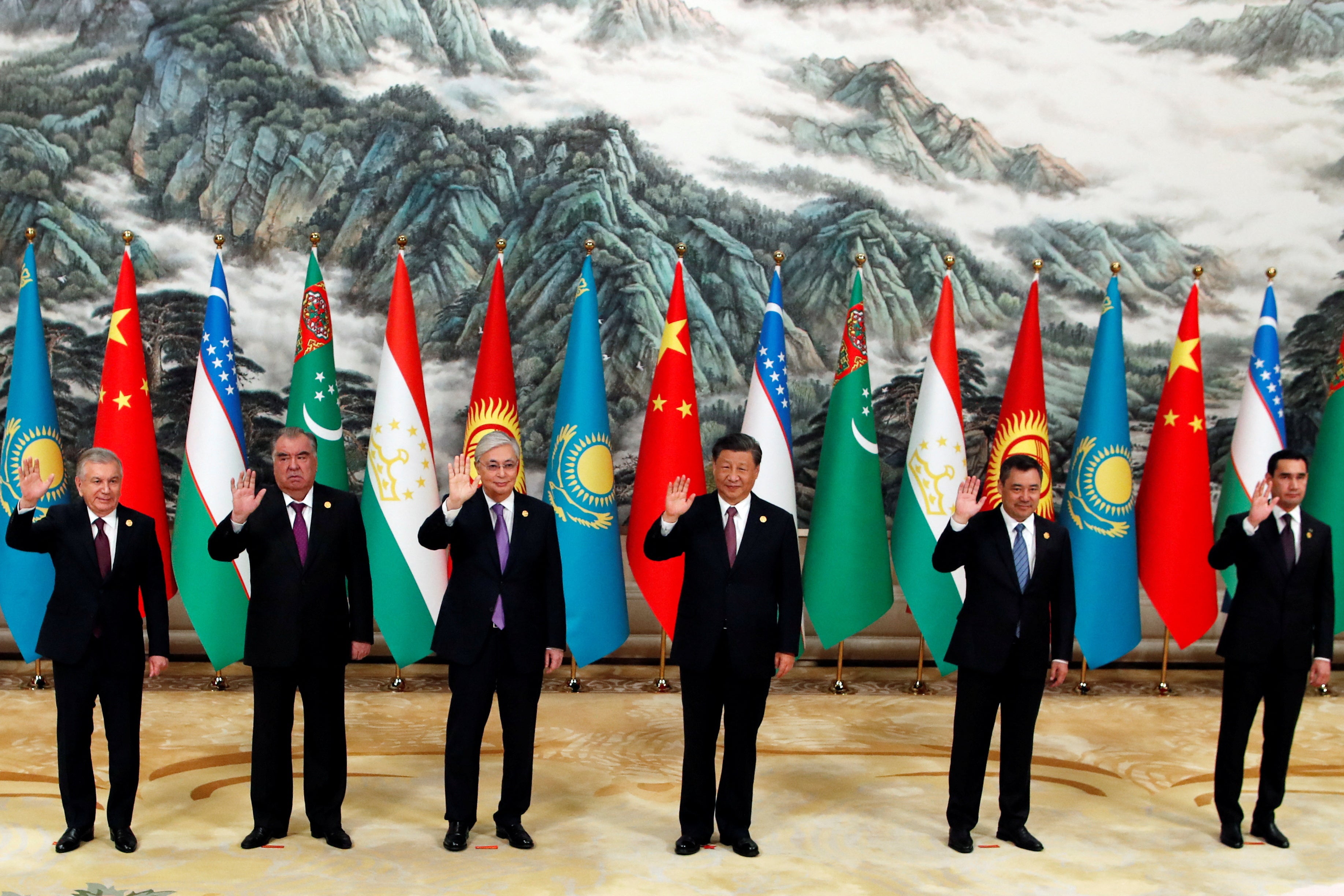 group photo session during the China-Central Asia Summit in Xian, Shaanxi province
