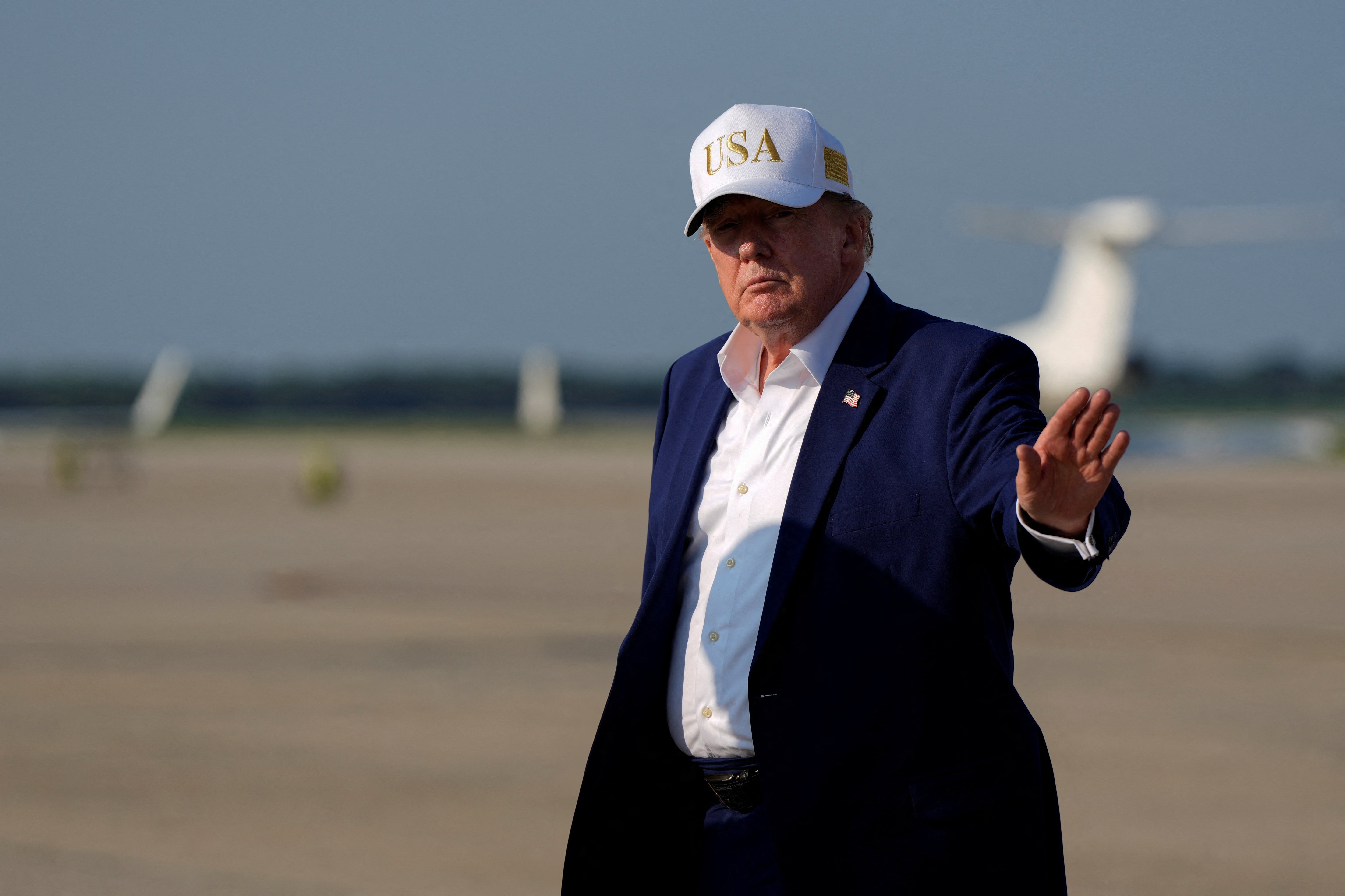 U.S. President Donald Trump waves as he disembarks Air Force One at Joint Base Andrews, Maryland, U.S., August 9, 2026. REUTERS/Elizabeth Frantz