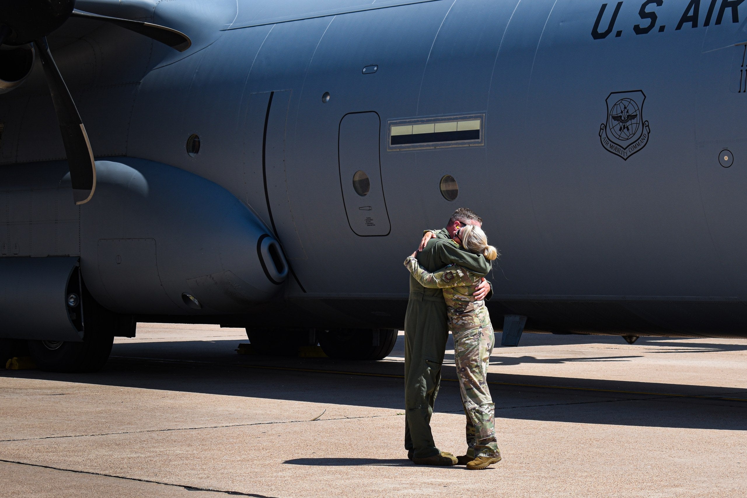 A military couple with the 317th Airlift Wing embraces before a deployment to U.S. Central Command in August 2022. Illustrative file photo. (U.S. Air Force photo by 1st Lt. Kaitlin Cashin)