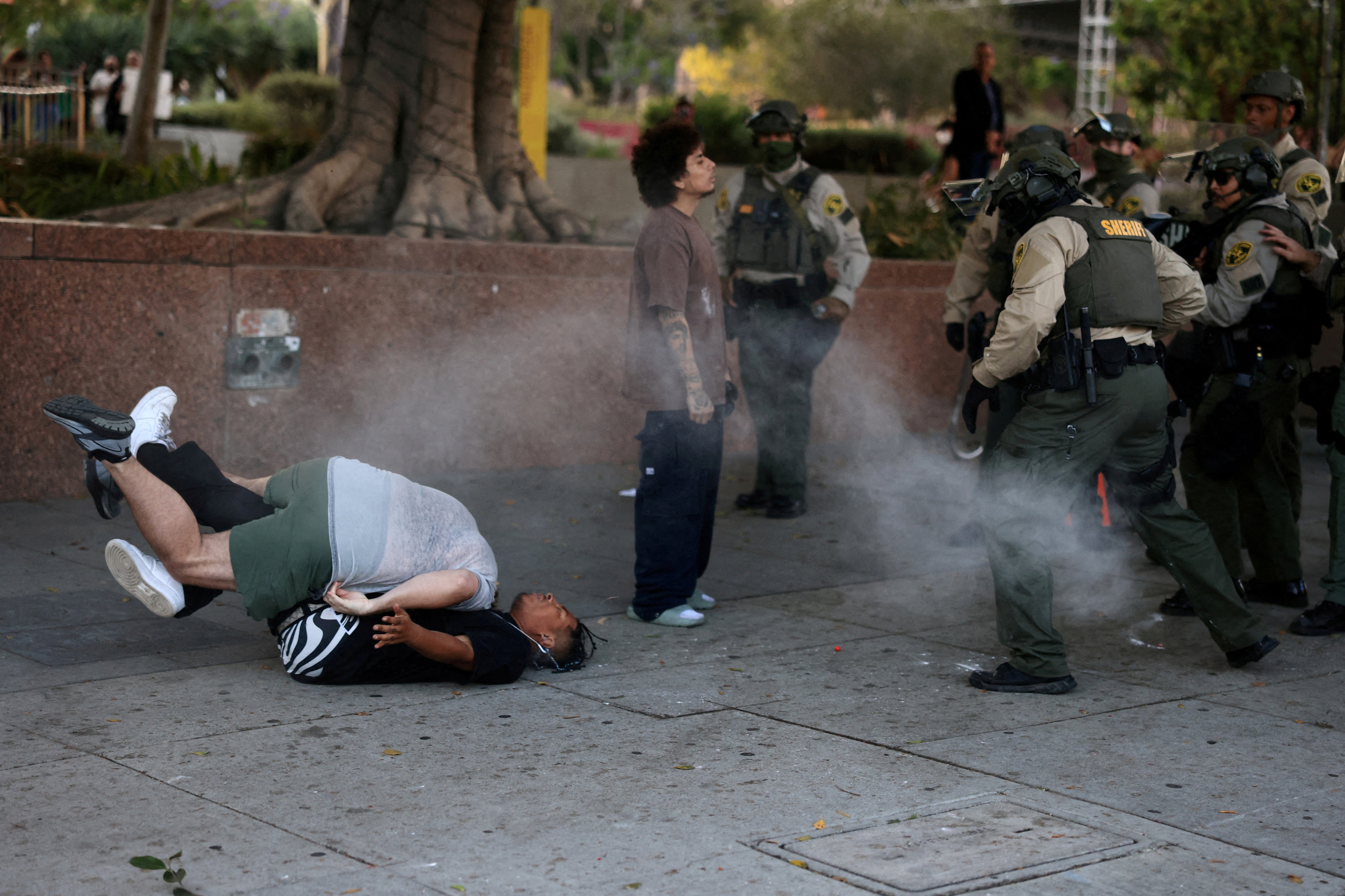 FILE PHOTO: Law enforcement officers and protestors clash during a protest against federal immigration sweeps, in Los Angeles, California, U.S., June 11, 2025. REUTERS/David Swanson/File Photo