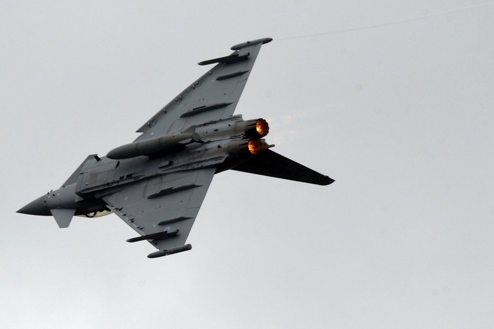 Zelenskiy, in London, wins pledge to train pilots on NATO jets