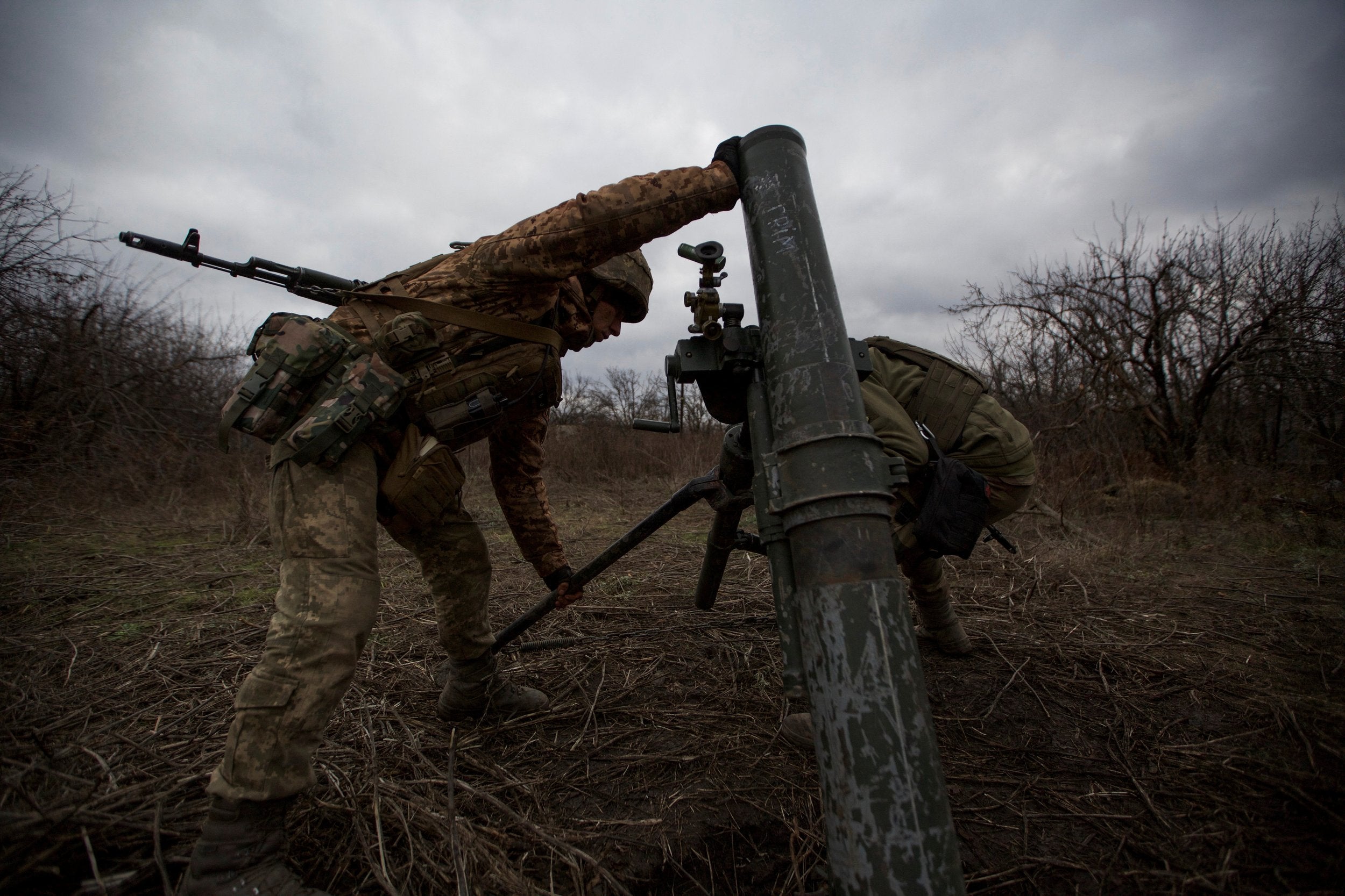 Russian forces shell Ukraine's Bakhmut as defenders brace for assault