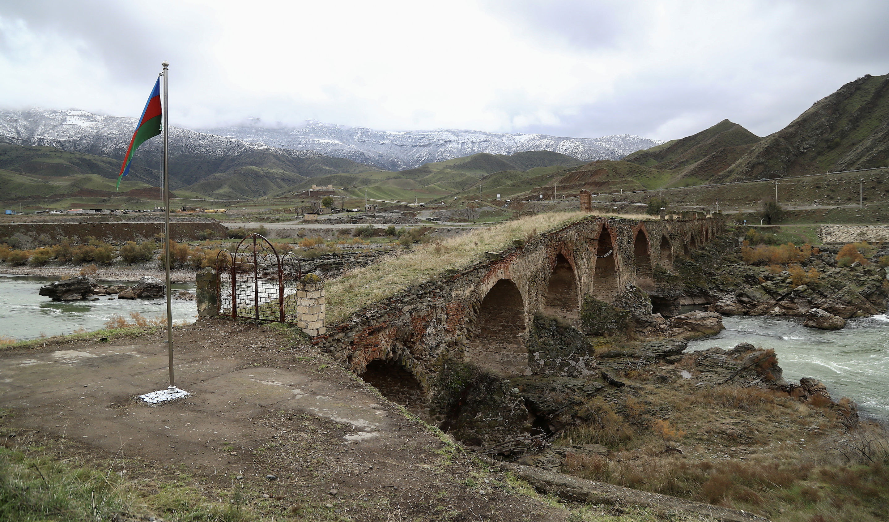 Armenia and Azerbaijan exchange prisoners at border