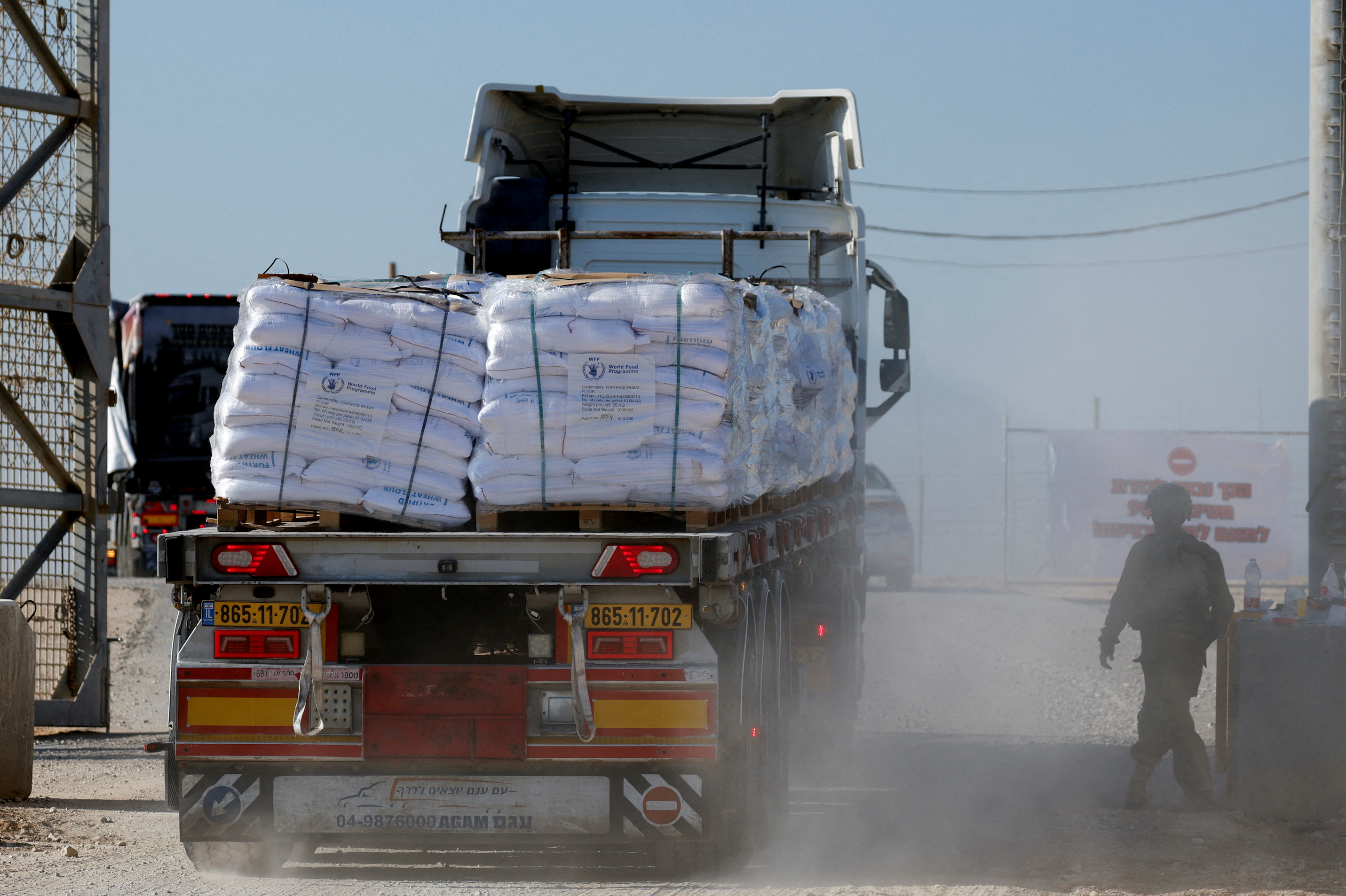 Gaza food convoy violently looted, UNRWA says