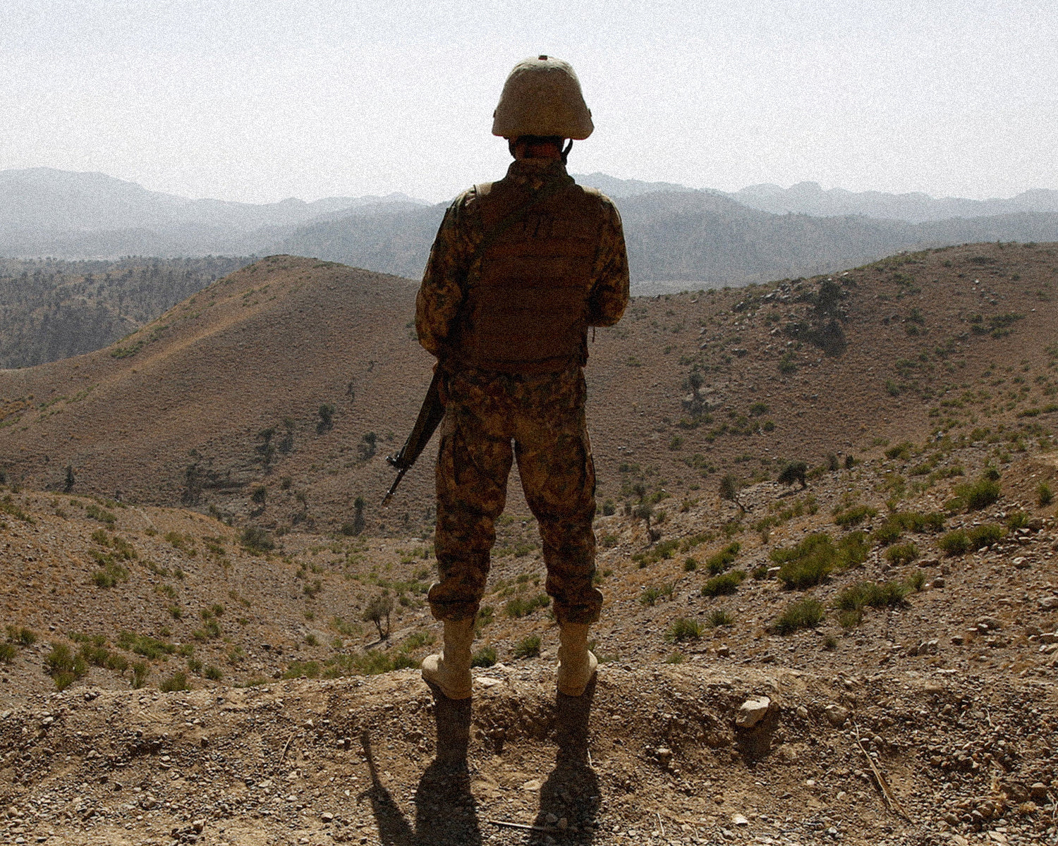 Pakistan, Afghan forces exchange fire after airstrikes