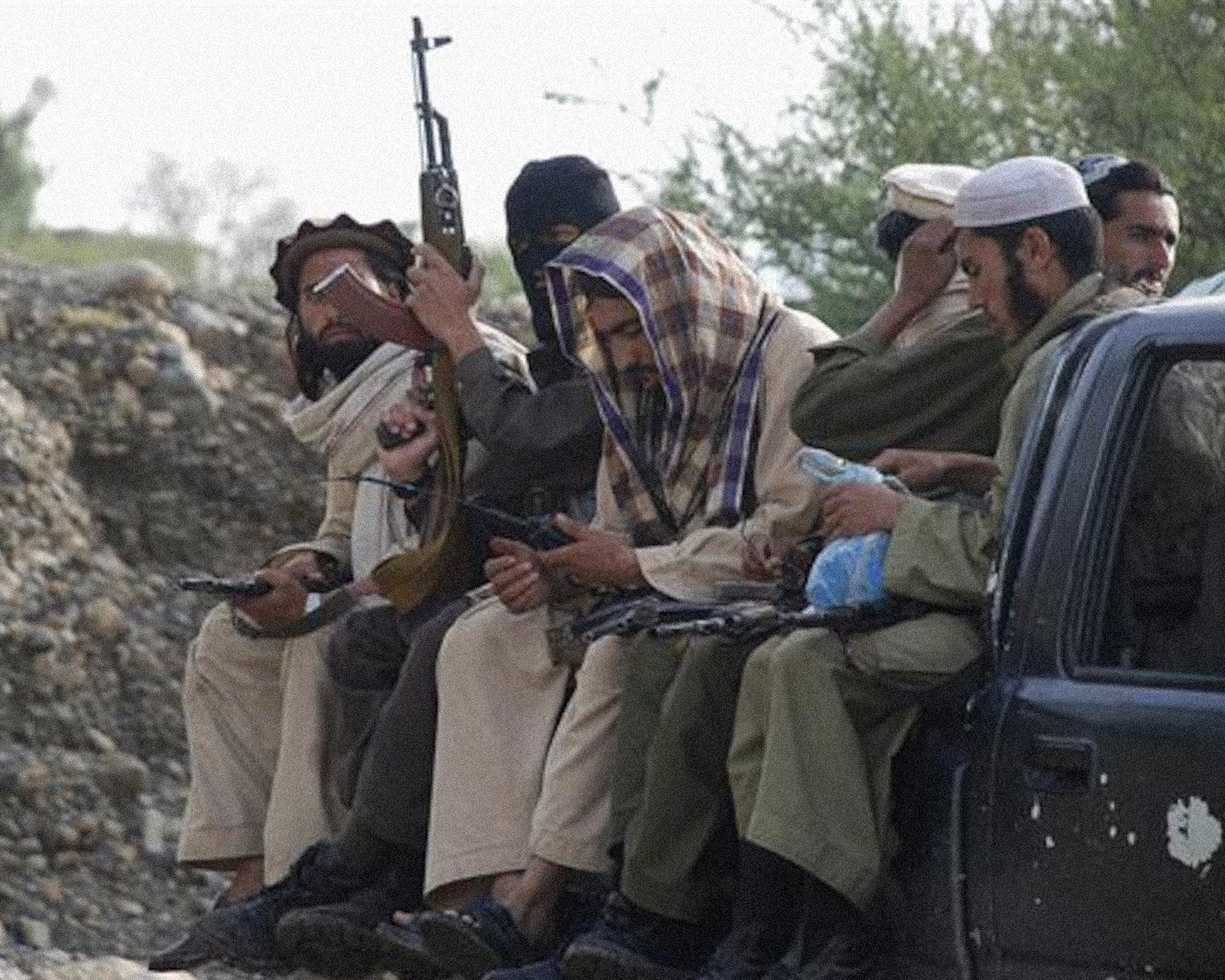 Pakistani Taliban kills 11 Pakistani soldiers in convoy ambush