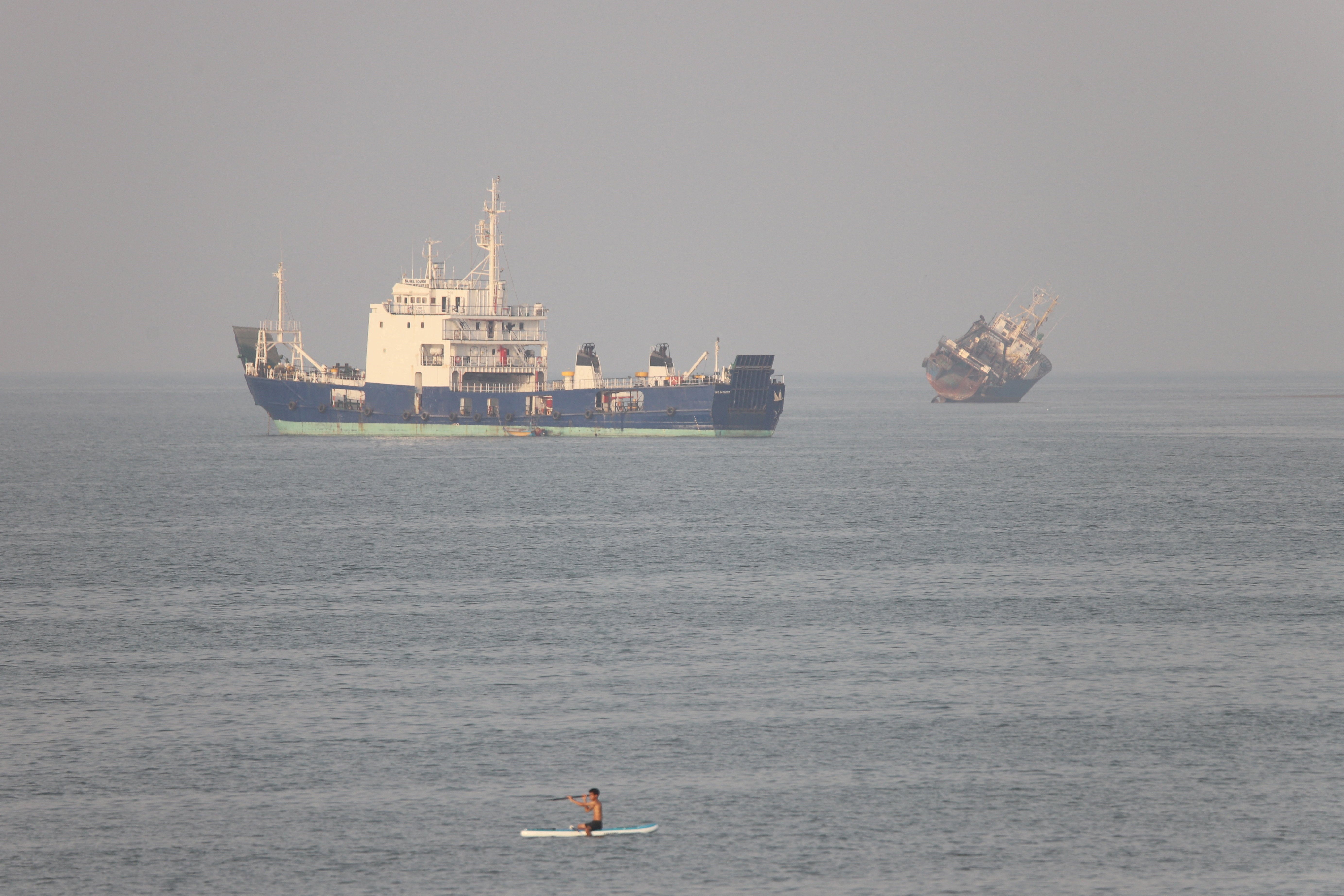 FILE PHOTO: Vessels in the Strait of Hormuz near the beach of Bandar Abbas, Iran, June 21, 2026. Amirhosein Khorgooi/ISNA/via WANA (West Asia News Agency)via REUTERS/File Photo