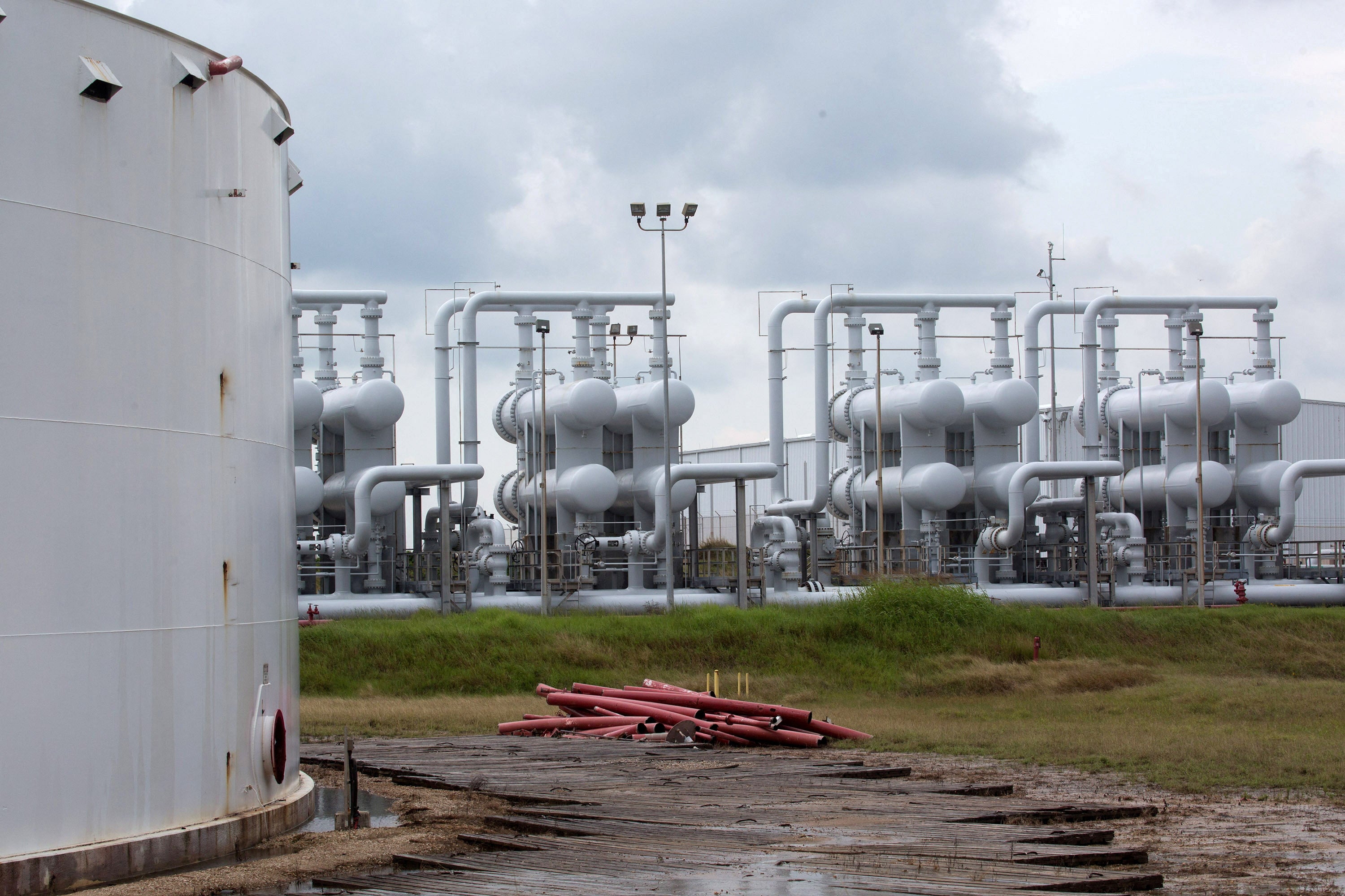 FILE PHOTO: An oil storage tank and crude oil pipeline equipment is seen during a tour by the Department of Energy at the Strategic Petroleum Reserve in Freeport, Texas, U.S. June 9, 2016.  REUTERS/Richard Carson/File Photo