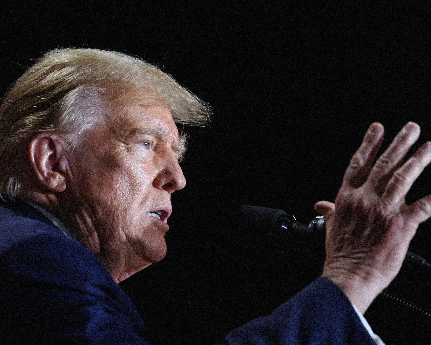 Trump says US “armada” heading toward Iran, renewing tension